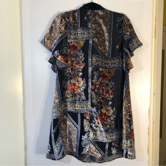 FATE by LFD Velvet Flutter Sleeve Floral Dress Size Medium - Picture 7 of 10